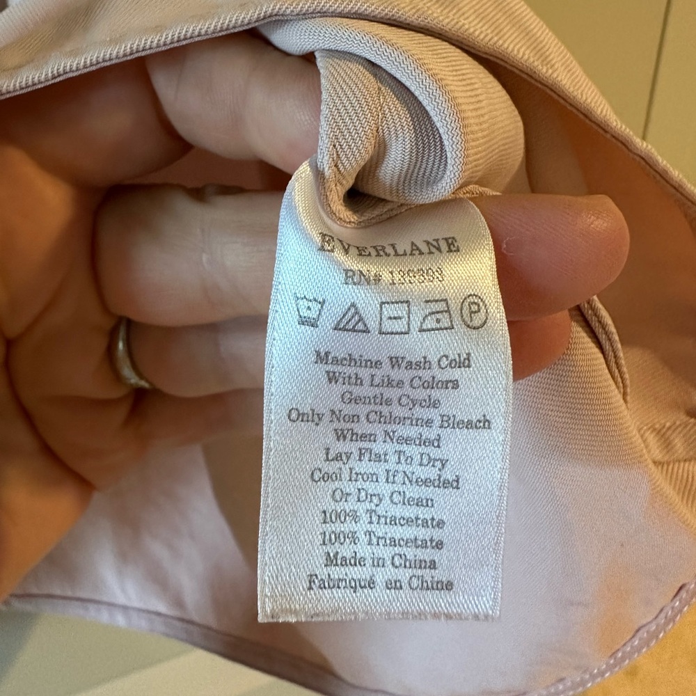 EVERLANE Japanese Go Weave V-Neck blouse in Rose Pink - Picture 6 of 8